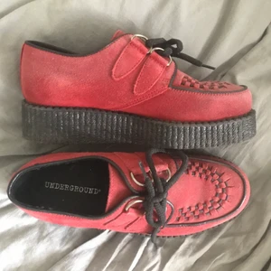 Röda creepers från underground - Röda platå creepers köpta secondhand för länge sedan. Insåg att dem var för små för mig som har 38 och då har dem bara legat runt i garderoben. Skorna är i ett suade material och det är vart att notera att ena skon är lite rödare än den andra.