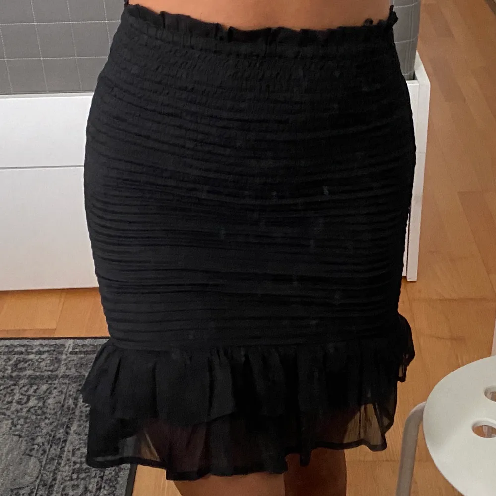 Superfin svart kjol med volang från bikbok i st xs. Endast använd ett fåtal gånger, är i jätte bra skick💕. Kjolar.