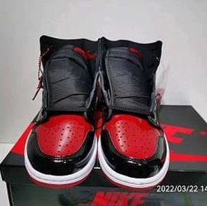 Air Jordan 1 retro high og  - Säljer de har skorna jag har aldrig haft de på mig den är helt ny kvitto o allt annat finns 