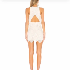 Superdown Vit miniklänning - Klänning ifrån Superdown! Aldrig använd, kvar i påsen. Storlek M Passar perfekt som studentklänning!