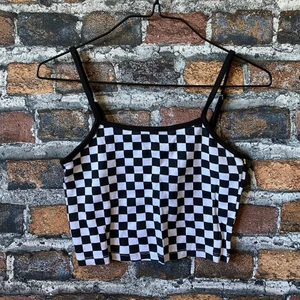 Svartvit rutig topp - En snygg topp från H&M i fint skick. För mått kontakta mig! Frakt sker via PostNord frimärken 26 kr 📦