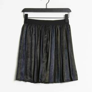 Cool kjol från zarlando cirkel! Skriv för fler bilder
