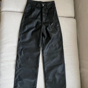 Straight skinbyxa - Straight hellånga skinnbyxor med hög midja och 5 fickor Använda ett fåtal gånger och är i fint skick Mjukt o fint ”skinn”