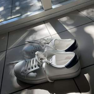 Säljer mina vita Prada skor i storlek 43 Skorna är använda fåtal gånger sparsamt  Nypris är 7000 och söker bud!