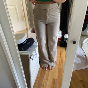 Beiga kostymbyxor  - Storlek 34 och långa i benen