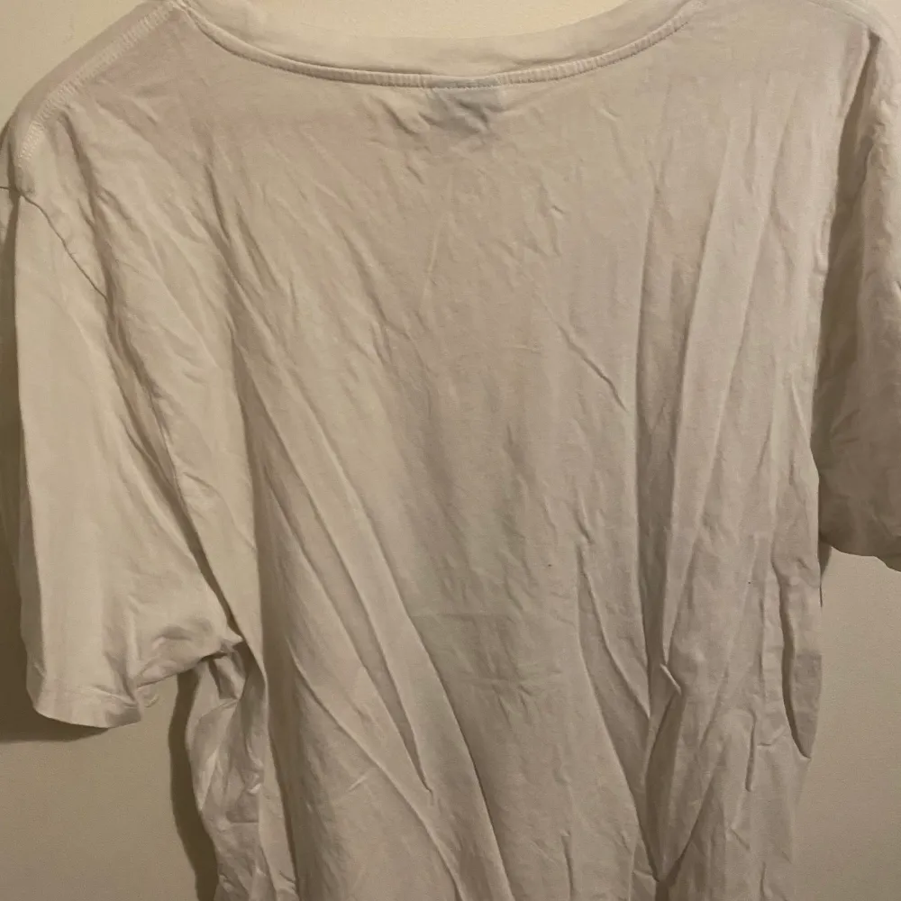 Vit T-shirt med tryck på från Gina tricot. Väl använd men i bra skick. Skön under somrarna. Säljer då den inte används längre. . T-shirts.