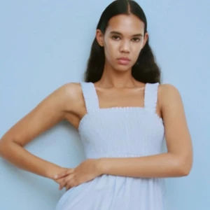 Sommarklänning från Zara  - Ljusblå klänning från Zara i storlek L