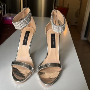 Klackar  - Säljer mina ur snygga balskor då jag inte längre har användning för dom, frakt ingår ej i priset, hör av dig privat om du har fler frågor!😇 OBS! Fraktkostnaden nedanför stämmer ej