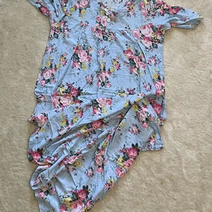 Blommig klänning  - En blommig  deshdashé som är bedå bekväm och sexig samtidigt, den perfekt för att ha på midsommar eller för att laga merget bamje 