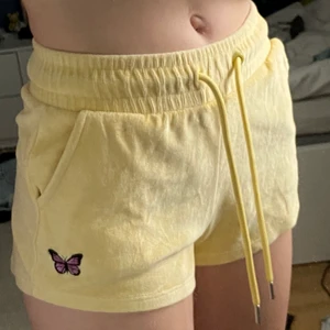 Ljusgula mjukis shorts  - dom är väldigt sköna och gosiga. Syns knappt att dom är använda. 90+frakt🥰