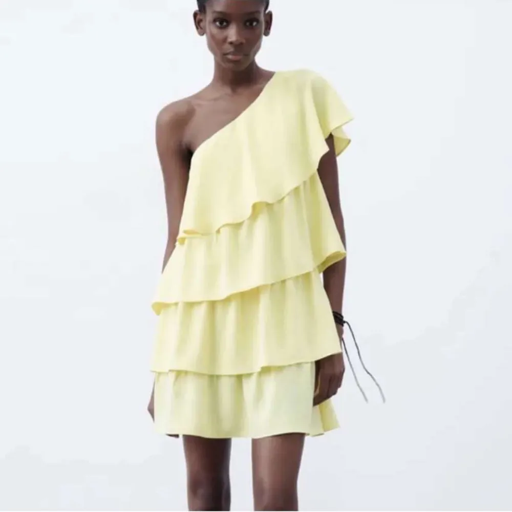 Tryck inte på ”Köp nu”!! Säljer denna sjukt fina och populära klänningen från Zara som är helt slutsåld😍 Storlek S och helt oanvänd med alla lappar kvar🫶🏼 Lånade bilder❤️🌸🌼 . Klänningar.
