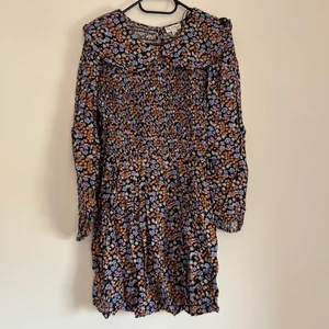 Miss Selfridge - Blommig klänning, aldrig använd  - Aldrig använd sommarklänning från miss Selfridge 