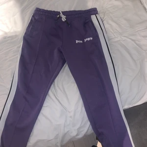 1200 - Palm angels byxor c.a 1 månad gammal, riktigt bra skick