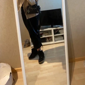 Skor  - Jätte fina skor perfekta nu till sommaren, använda ett fåtal gånger (skriv för fler bilder) kan gå med på och sänka priset vid en snabb affär  