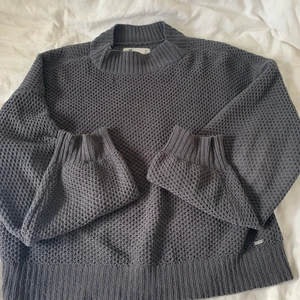 Stickad hollister tjoktröja  - Jag säljer en stickad hollister tröja, den är grå och säljer för jag har tröttnat. Inget fel på den. 