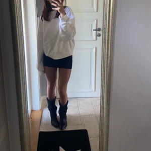 Sweatshirt vit - ANVÄND INTE KÖP DIREKT KNAPPEN! As snygg sweatshirt med jättefin passform från weekday. Köparen står för frakt💗