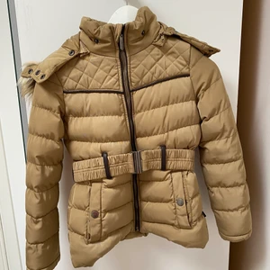 Vinterjacka - En jättefin och varm Cars jeans vinterjacka till barn i mycket bra skick. Köpt för 900 kr