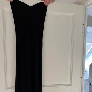 Tubklänning - En jättefin tubklänning från Gina i ett ribbat material! 