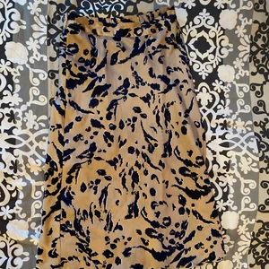 Kjol från vero moda - Jättefin silkes kjol. Inga defekter och går ner till knäna. Skönt material och stretchig midja så den passar S men även större och mindre stolekar. Knappt använd, nypris 350 men säljer för 150kr❤️