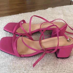 Rosa klackskor  - Såå fina starkt rosa klackskor. Tyvärr för stora för mig. Jag har gjort 2 extra hål i båda remmarna. Helt nya aldrig använda. 💕💕💕 Frakt ingår 