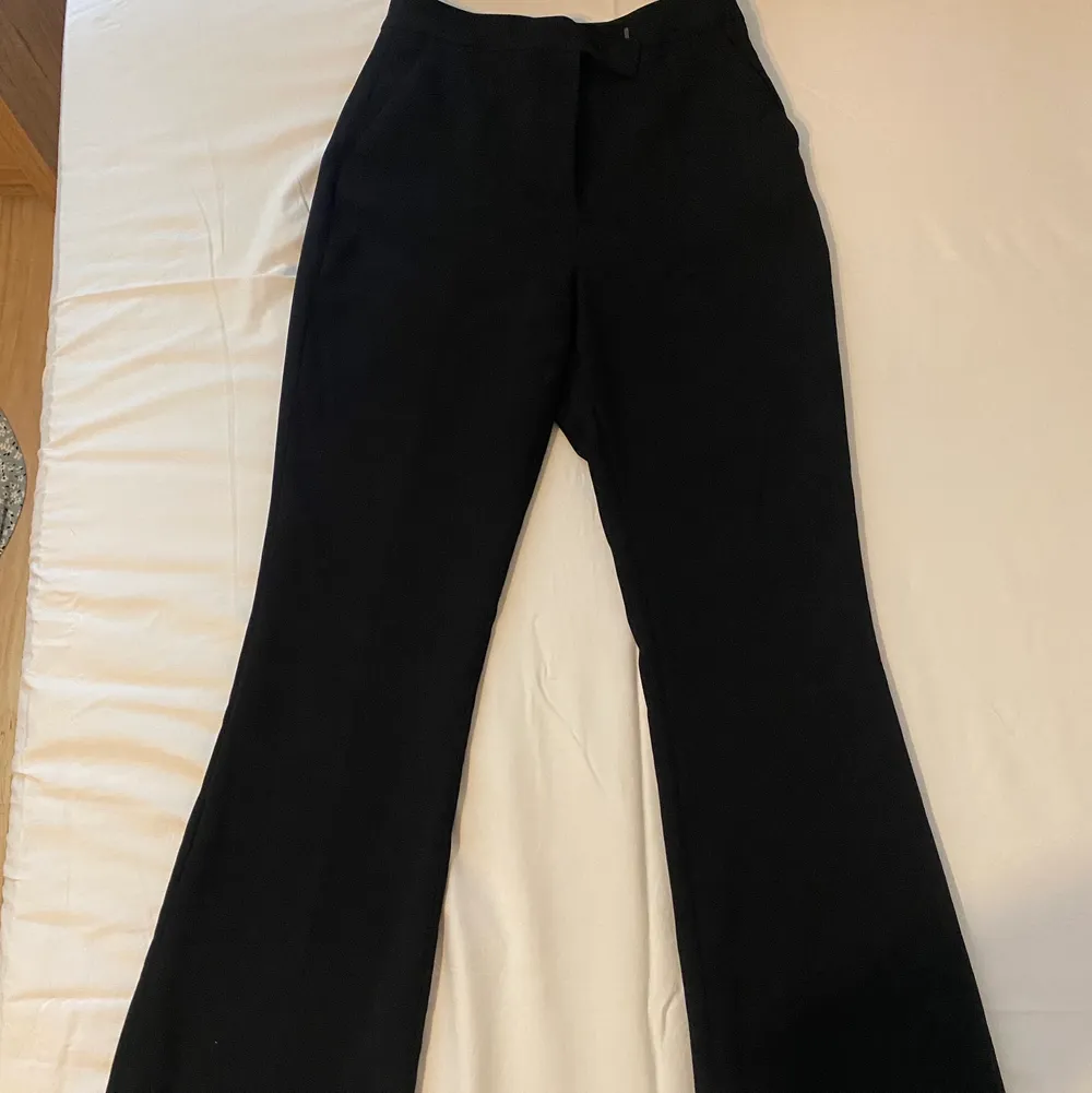 Svarta högmidjade kostymbyxor från Zara i storlek S. De sitter väldigt fint och är långa då jag har sprättat upp sömmen för att göra de längre (de är därför lite trådiga där nere men det går att klippa bort/ sy upp igen). Säljer då jag har för många lika.. Jeans & Byxor.