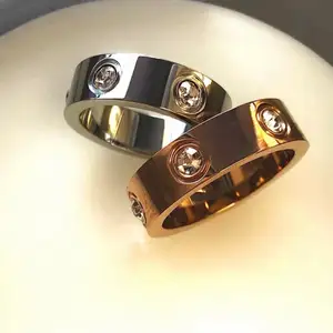 Säljer flera stycken av dessa ringar i rostfritt stål (rostar inte) som är helt nya och oanvända, finns i färgen guld och silver i storlek 7 och 8. 