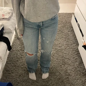 zara jeans - blåa zara jeans med hål🤍
