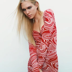 Stickad klänning Zara - Väldigt smickrande klänning från Zara som är stretchig. Storlek M men mer som en S. Ny med lappar kvar 