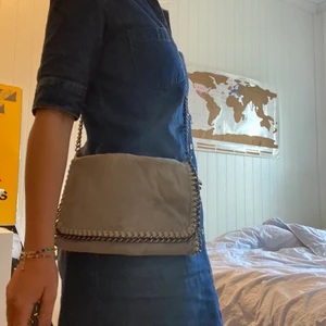 Väska - Stella McCartney-liknande väska i superbra skick! Köpt för ett år år sedan men har legat i lådan sedan dess (därav att den är lite skrynklig). Ett litet stella mccartney märke följer med som kan sättas på om man vill. Köparen står för frakten.