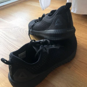träningsskor reebok - svarta snygga träningsskor. Kan användas både utomhus och inomhus. Sparsamt använda och i väldigt fint skick. Väldigt lätta och sköna! Funkar bra att springa och utföra gym träning/ grupp träning. Strl 38, normala i storleken.
