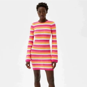 Berska klänning - Perfekt färgglad sommarklänning med vida armar och öppen rygg. Jag är 175 lång och den sitter strax under rumpan. Har vanligtvis S/M i kläder och denna i M passar bra. Aldrig använd, bara testad, prislapp finns kvar.