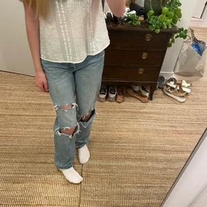 Zara jeans - Säljer mina fina jeans, sparsamt använda och jättesnygga, lite slitna vid hålen dock, men tycker det gör dem ännu snyggare. KÖPAREN Står För Frakt.
