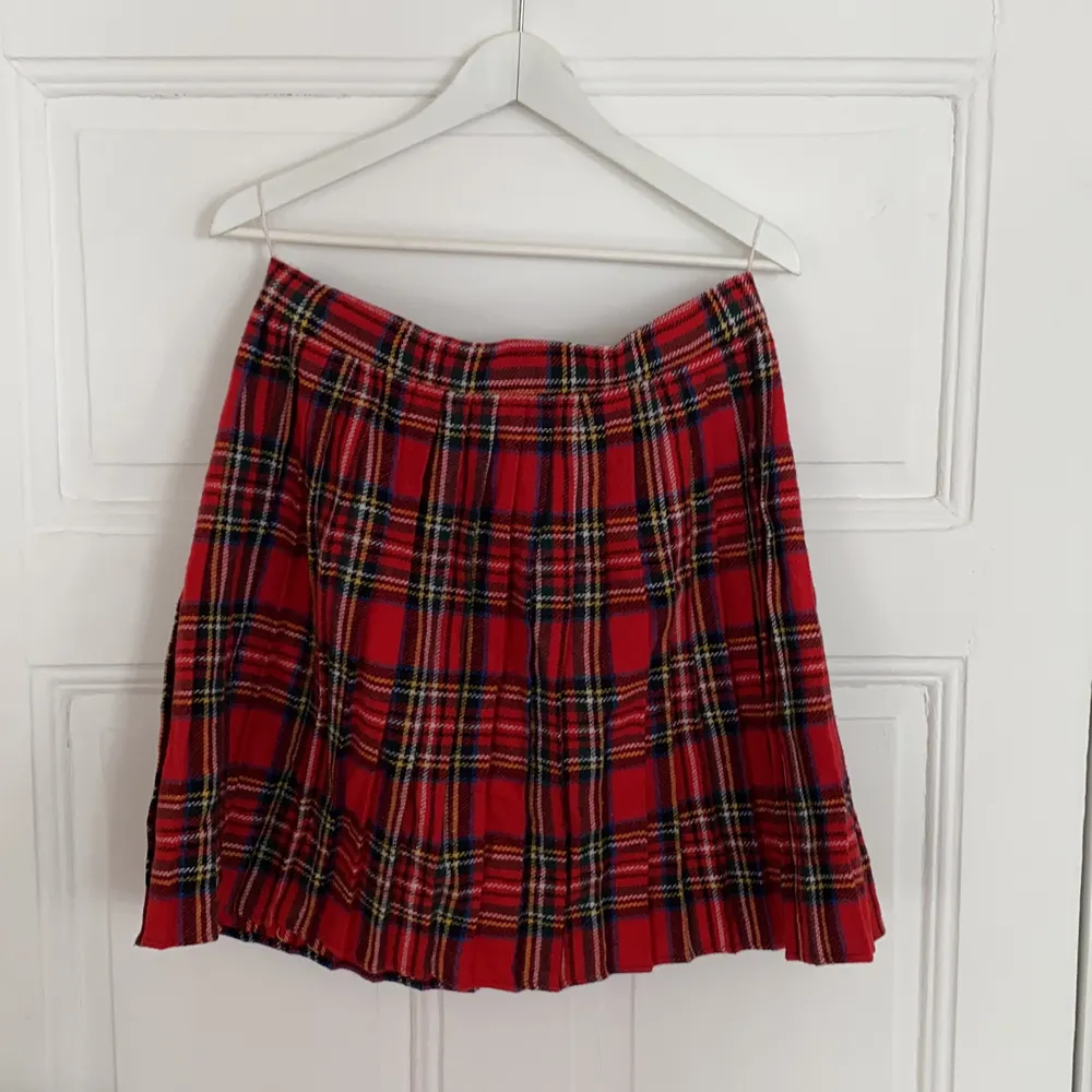 Vintage kjol från tidigt 90-tal. Storlek 42. Fästs med knapp och dragkedja i midjan. Ej använd sedan runt tiden den köptes. Frakt tillkommer.. Kjolar.