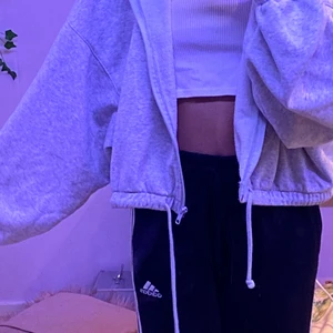 H&M kofta med dragsko.  - Croppad off white kofta med dragsko. Köpte från h&m och använt bara två gånger!