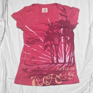 söt tropiskt tshirt - Säljer denna super söta tshirten med tropiskt sommar tryck. Kommer inte till användning längre. Bra skick! Storlek 146/152 men passar S, XS och mindre. Färgen är mer som den första och sista bilden. Köparen står för frakt. 💕