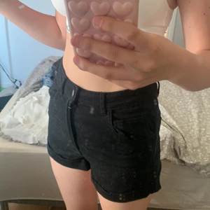 Svarta Shorts i 36 - Högmidjade svarta shorts från H&M, knappt använda. Frakten ingår i priset💞