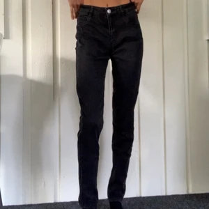 Mörkgråa jeans - Från Cubus, strl xs