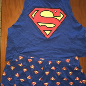 Superman pyjamas set stl M - Aldrig använd, bara legat i garderoben och blivit skrynklig