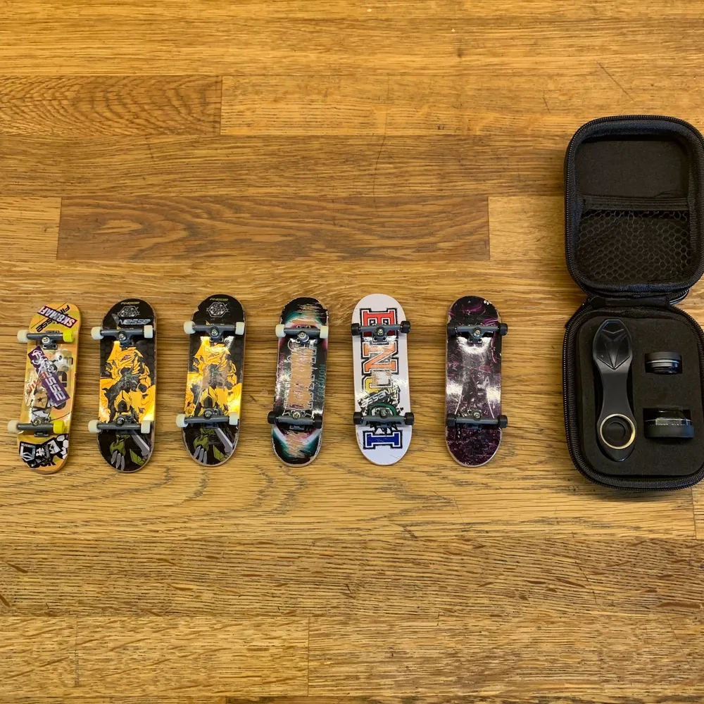 Sex fingerboards/tech decks och en fisheye lins med en till lins som jag inte vet vad det heter i väldigt bra skick. Om du bara vill köpa tex en fingerboard så går det också bra. Om ni bor i närheten av Halmstad så möts vi upp men annars så skickar jag!. Övrigt.