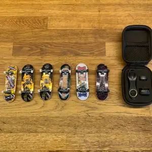 Sex fingerboards/tech decks och en fisheye lins med en till lins som jag inte vet vad det heter i väldigt bra skick. Om du bara vill köpa tex en fingerboard så går det också bra. Om ni bor i närheten av Halmstad så möts vi upp men annars så skickar jag!