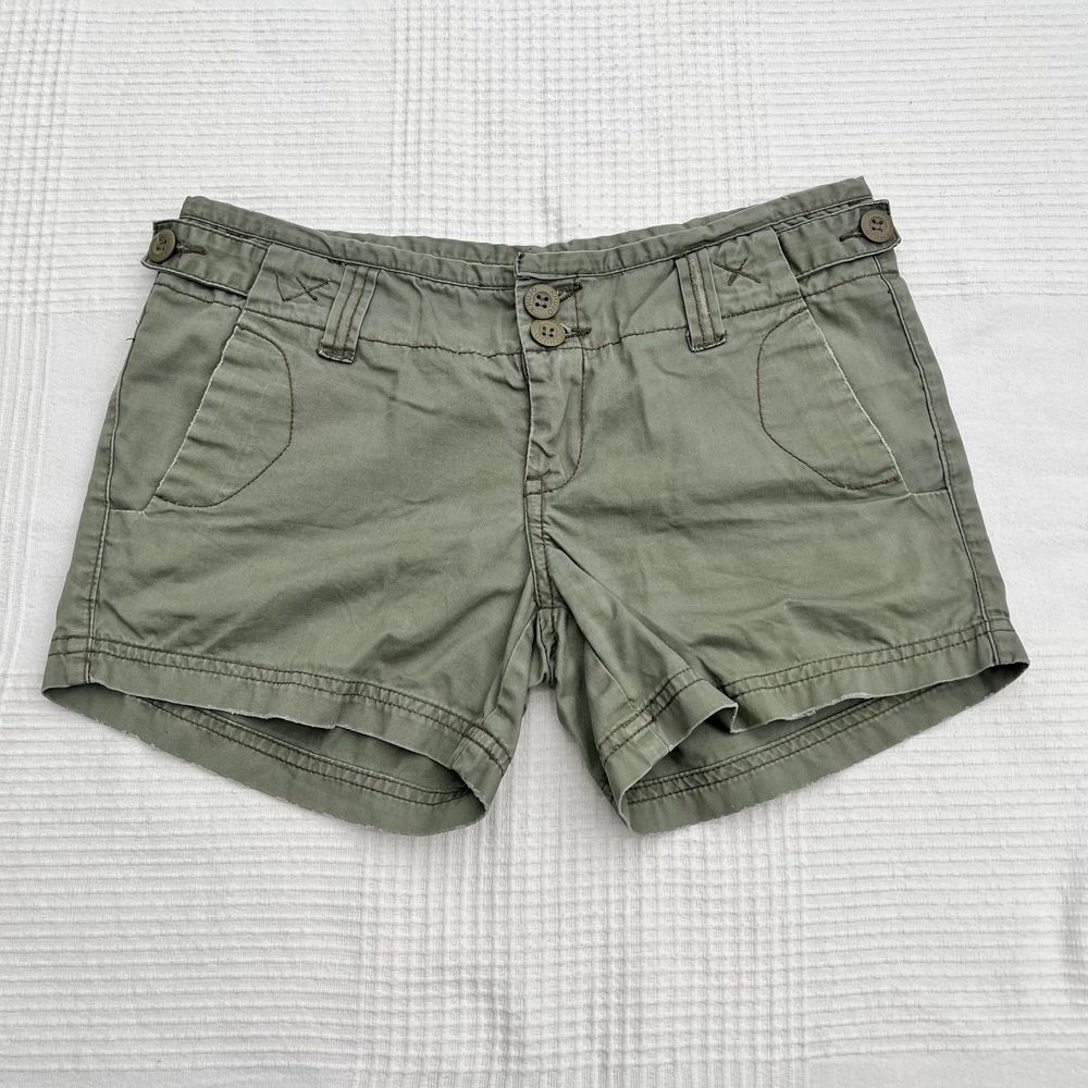 Gröna lågmidjade cargo shorts från Khujo. Midjemått: 80 cm. Längd: ca 30 cm. Skriv privat för mer bilder! Det är en ”fläck” på vänster sida. 90kr + frakt (52kr spårbart) 💕. Shorts.