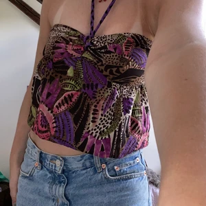 Fin sommar top - Säljer sena super fina sommartorpen med prislappar kvar! Den kommer från Bershka, och jag säljer den då den tyvärr inte kommer till användning. Den är storlek M, men passa bra på mig som är S och skulle säga att den passar xs-L eftersom byggen är stretchig och bandet runt nacken går att sjustera till olika storlekar