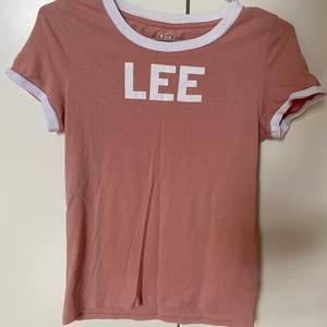 Säljer en Lee T-shirt. Använd några gånger, men är i bra skick. Säljer för 50 kr (+frakt)