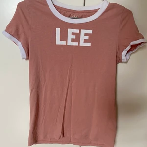 Lee t-shirt - Säljer en Lee T-shirt. Använd några gånger, men är i bra skick. Säljer för 50 kr (+frakt)