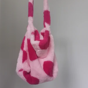 Fluffig väska med hjärt mönster  - Oanvänd fluffig väska med hjärtan i rosa. 