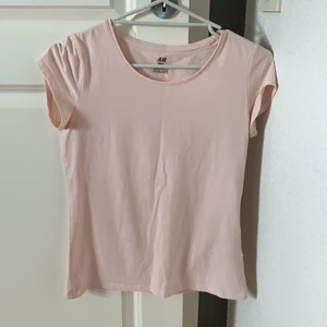 T-shirt - Säljer en enkel t-shirt från hm. Använd ett fåtal gånger. Storlek 158/164 (XS) Säljer för 30 kr (+frakt)