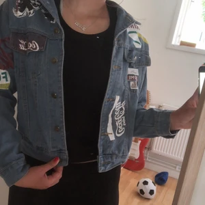 Jeans jacka med design - Ljusblå jacka som passar bra inför våren och sen sommar.