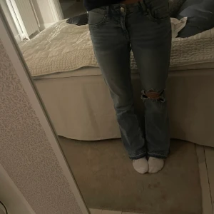 Low waist jeans - Säljer dessa as najs low waist bootcut jeans!❣️skriv för fler bilder, kan tänka mig att gå ner i pris vid snabb affär! Kolla gärna in mina andra annonser!