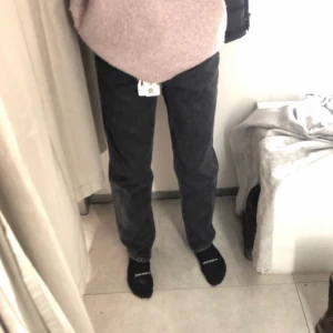 Zara jeans - Hej jag undrar om någon är intresserad av att köpa dessa jeans från zara för väldigt billigt pris de de inte passar längre storlek 32 och jätte fina priset diskuteras privat samt frakt❤️tryck ej på köp nu