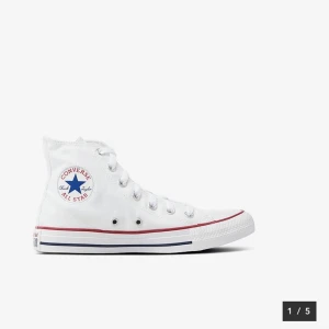 Skor - Säljer mina vita converse, då dom blivit försmå och därför inte används mer. Köparen betalar för frakten 💕